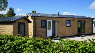 Cabaña Chalet Alme en Camping & Ferienpark Brilon, Alemania, con exterior de madera y cielo azul.
