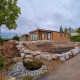 Udsigt over Chalet Enzian ved Camping & Ferienpark Brilon i Tyskland, omgivet af natur og sten.