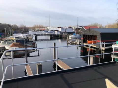 Vista de barcos y muelles en Marina Parcs - Jachthaven De Hoop, un parque vacacional en Holanda Septentrional.