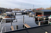 Vista di barche e moli a Marina Parcs - Jachthaven De Hoop, parco vacanze in Olanda Settentrionale, Paesi Bassi.