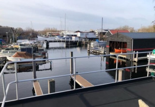 Vista de barcos y muelles en Marina Parcs - Jachthaven De Hoop, un parque vacacional en Holanda Septentrional.