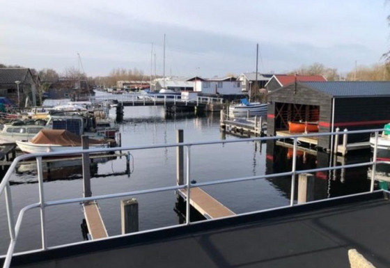 Blick auf Boote und Stege im Marina Parcs - Jachthaven De Hoop, einem Ferienpark in Nordholland, Niederlande.