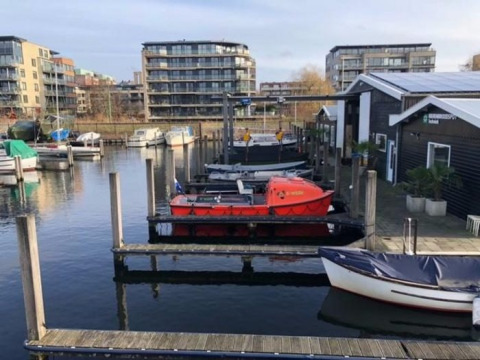 Vista de muelles y apartamentos modernos en Marina Parcs - Jachthaven De Hoop, en el norte de Holanda.