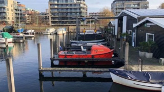 Vista de muelles y apartamentos modernos en Marina Parcs - Jachthaven De Hoop, en el norte de Holanda.