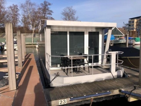 Casa galleggiante ormeggiata a Marina Parcs - Jachthaven De Hoop in Olanda Settentrionale, Paesi Bassi, in una giornata di sole.