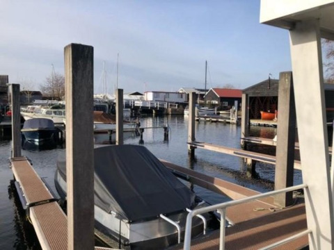 Ansicht von Bootsanlegern und Booten im Marina Parcs - Jachthaven De Hoop in Nordholland, Niederlande.