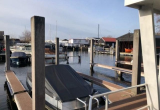 Ansicht von Bootsanlegern und Booten im Marina Parcs - Jachthaven De Hoop in Nordholland, Niederlande.