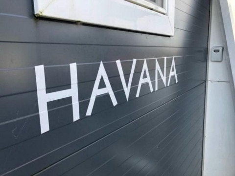 Afbeelding van een muur met het woord 'HAVANA' in grote letters bij Marina Parcs - Jachthaven De Hoop.