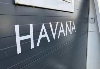 Billede af en væg med teksten 'HAVANA' i store bogstaver ved Marina Parcs - Jachthaven De Hoop i Holland.