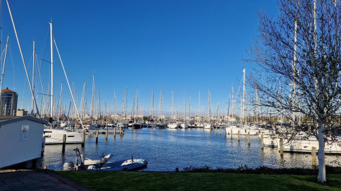 Blick auf den Jachthafen bei Marina Parcs - Jachthaven De Hoop in Nordholland mit vielen Segelbooten.