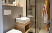 Bagno moderno nella Nature Wellness Suite Hot tub al Camping Sevink Molen, Paesi Bassi, con doccia.