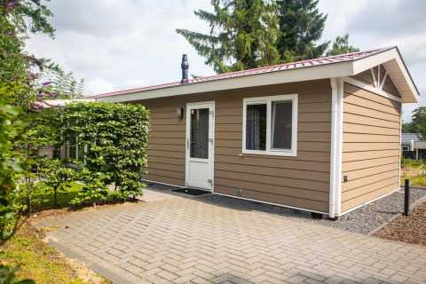 Udvendig udsigt af Heuvelrug Cottage Comfort lodge ved De Thijmse Berg i Nederlandene med terrasse.
