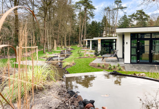 Casas de vacaciones modernas junto a estanques en Recreatiepark Beekbergen, Gelderland, Países Bajos.