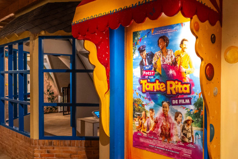 Cartel de la película 'Tante Rita' exhibido en Resort Veluwe, un parque vacacional en Gelderland, Países Bajos.