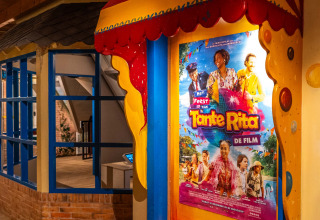 Poster van de film 'Tante Rita' in Resort Veluwe, een vakantiedomein in Gelderland, Nederland tentoongesteld.