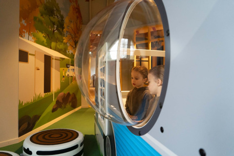 Due bambini giocano vicino a una cupola trasparente al Resort Veluwe, un parco vacanze in Gelderland, Olanda.