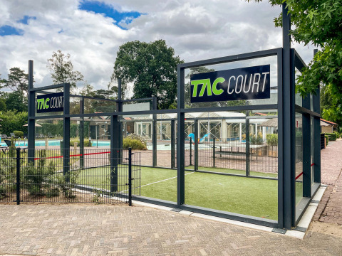 TAC Court en el parque vacacional Resort Veluwe en Gelderland, Países Bajos, con una piscina al fondo.