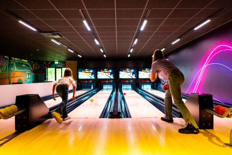 Dos personas juegan a los bolos en la bolera del Resort Veluwe, un parque de vacaciones en Gelderland, Países Bajos.