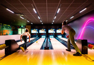 Deux personnes jouent au bowling au Resort Veluwe, un parc de vacances situé en Gueldre, Pays-Bas.