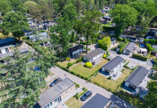 Vista aérea de cabañas de vacaciones y naturaleza en Bospark Ede, parque vacacional en Gelderland, Holanda.