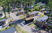 Vue aérienne des chalets de vacances à Bospark Ede, au cœur de la nature à Gelderland, Pays-Bas.