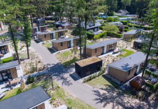 Luftaufnahme von Ferienhäusern im Bospark Ede, eingebettet in Grün in Gelderland, Niederlande.