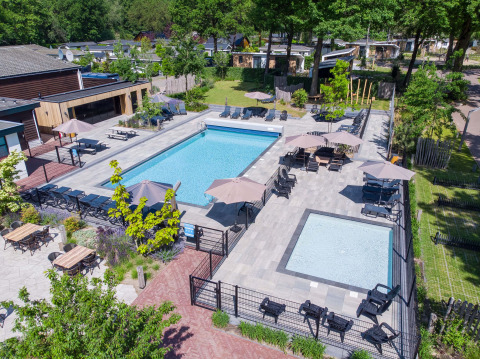 Vista aerea della piscina e dell’area relax al Bospark Ede, parco vacanze in Gelderland, Paesi Bassi.
