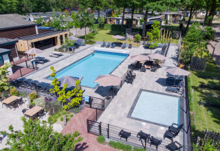 Vista aerea della piscina e dell’area relax al Bospark Ede, parco vacanze in Gelderland, Paesi Bassi.