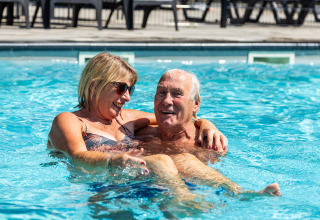 Coppia anziana si diverte in piscina presso il Bospark Ede, parco vacanze in Gheldria, Paesi Bassi.