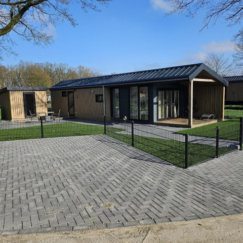Alojamiento de lujo accesible para sillas de ruedas en Drentse Weelde, Países Bajos, con terraza y césped.