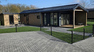 Alojamiento de lujo accesible para sillas de ruedas en Drentse Weelde, Países Bajos, con terraza y césped.