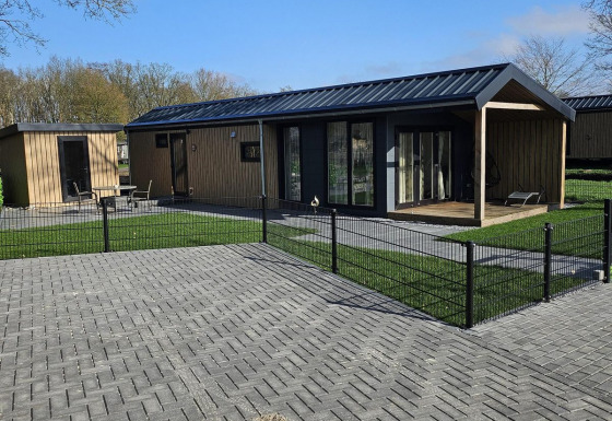 Alojamiento de lujo accesible para sillas de ruedas en Drentse Weelde, Países Bajos, con terraza y césped.