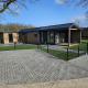 Moderne luksuslodge med kørestolsadgang på Drentse Weelde, Holland, med terrasser og grønne områder.