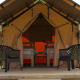 Safari-teltet Duo Lodge på Camping de Boomgaard i Belgien med to stole foran på træterrassen.
