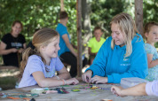 Des enfants font des activités créatives à une table au Camping Sevink Molen en Gelderland, Pays-Bas.