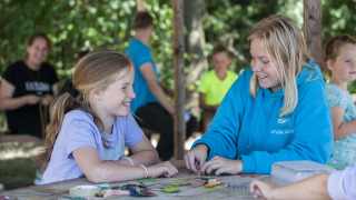 Niños realizan manualidades en una mesa en el Camping Sevink Molen, parque vacacional en Gelderland, Países Bajos.