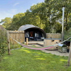 Acogedor camping al aire libre en Sevink Molen, Gelderland, con hamaca, jacuzzi y tienda cercada.