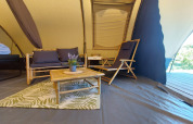 Indretning af Tunnel tent Sevink med bambusmøbler ved Camping Sevink Molen, Holland, campingoplevelse.