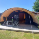 Tunnel telt Sevink ved Camping Sevink Molen i Holland med træterrasse, borde og stole udenfor