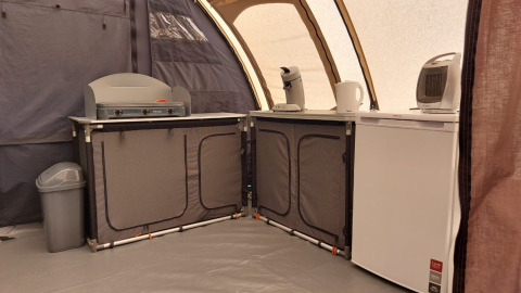 Cucina da campeggio moderna nella tenda Tunnel Sevink al Camping Sevink Molen, Paesi Bassi.