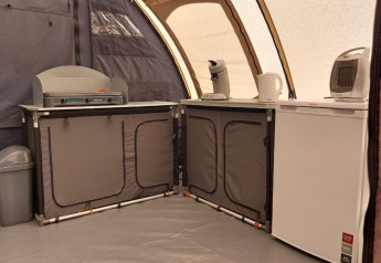 Moderne Campingküche im Tunnelzelt Sevink auf Camping Sevink Molen in den Niederlanden.
