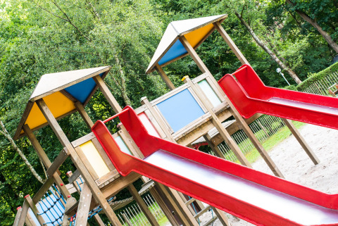 Colorido parque infantil con toboganes y estructuras de madera en Camping Het Veen, Amberes, Bélgica.