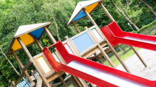 Colorido parque infantil con toboganes y estructuras de madera en Camping Het Veen, Amberes, Bélgica.