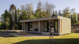 Lodge Hottub moderno en Resort de Parel, Países Bajos, rodeado de árboles y naturaleza, con zona exterior.