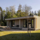 Moderne Lodge Hottub ved Resort de Parel i Holland, omgivet af grønne træer og natur, udendørs bord.