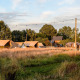 Et glampingområde med safaritelte ved Holiday Park Mölke i Holland, omgivet af natur og lyskæder.