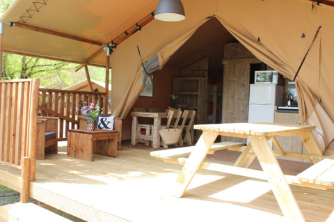 Tienda safari en Lac du Causse, Francia, con terraza de madera, mesa de picnic y zona acogedora.