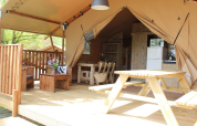 Tienda safari en Lac du Causse, Francia, con terraza de madera, mesa de picnic y zona acogedora.
