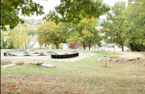 Zicht op een golvende skatebaan omgeven door groen bij Lac du Causse vakantiepark, Nouvelle-Aquitaine, Frankrijk.