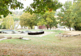 Uitzicht op een golvende skatebaan in het groen bij vakantiepark Lac du Causse, Nouvelle-Aquitaine, Frankrijk.